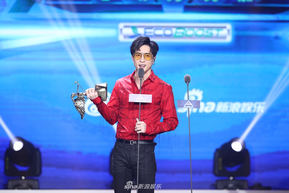 亚洲新歌榜荣誉揭晓 薛之谦周笔畅获最佳男女歌手