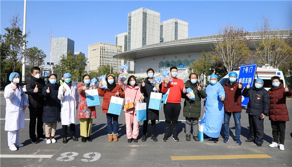 【湖北】武汉体育中心方舱医院第一批8名患者治愈出院