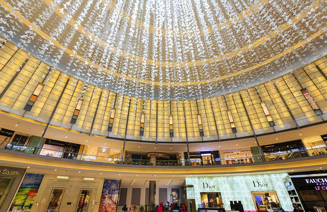 在世界最大的商场阿联酋购物中心,有很多豪华的奢侈品专卖店