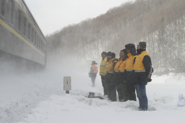 “长白人”60载孤寂守护浑白铁路风雪归途