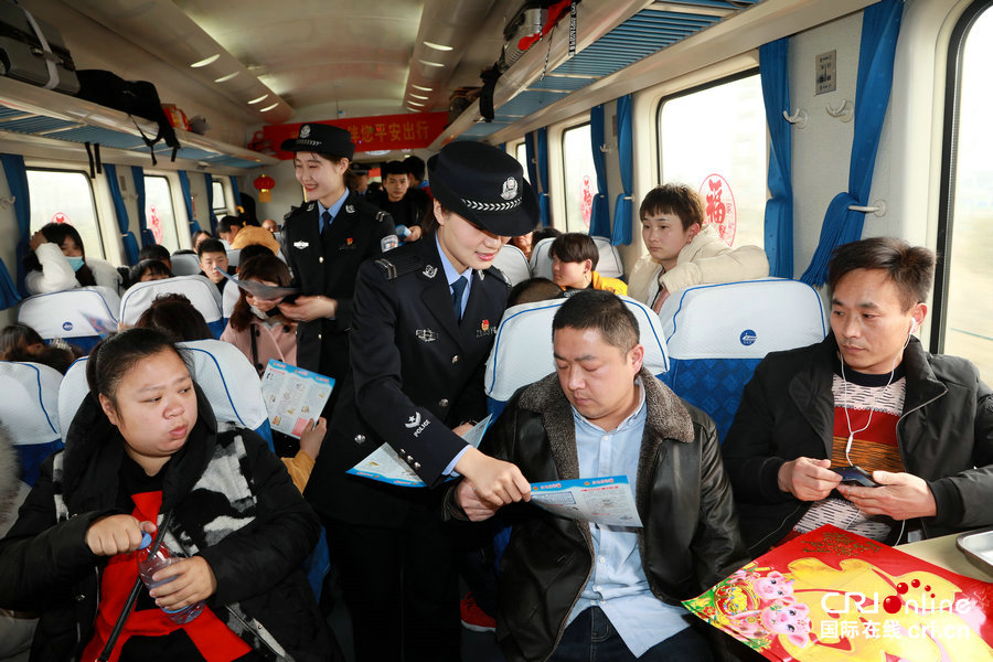 【焦点图-大图】【移动端-焦点图】【图说1】郑州铁警护航春运 温暖旅客回家路