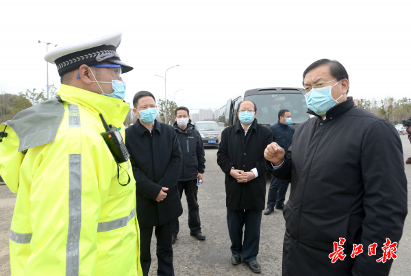 湖北省委常委、武汉市委书记王忠林：生活必需品快捷送社区 不让居民饿着肚子搞防控