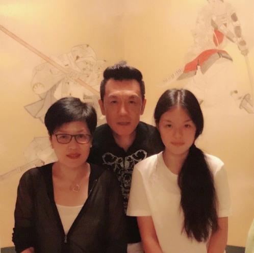 哈文七夕罕见秀恩爱 与老公李咏搭肩合影好亲密