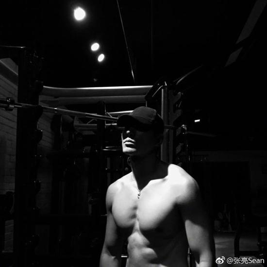 张亮半裸上身晒胸肌 网友争相犯花痴