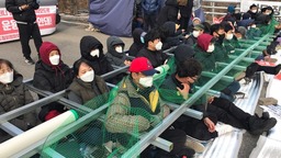 韩国民众抗议向“萨德”基地运送物资