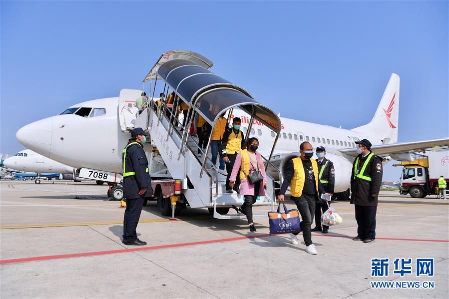 #新华网#复工包机飞抵福建