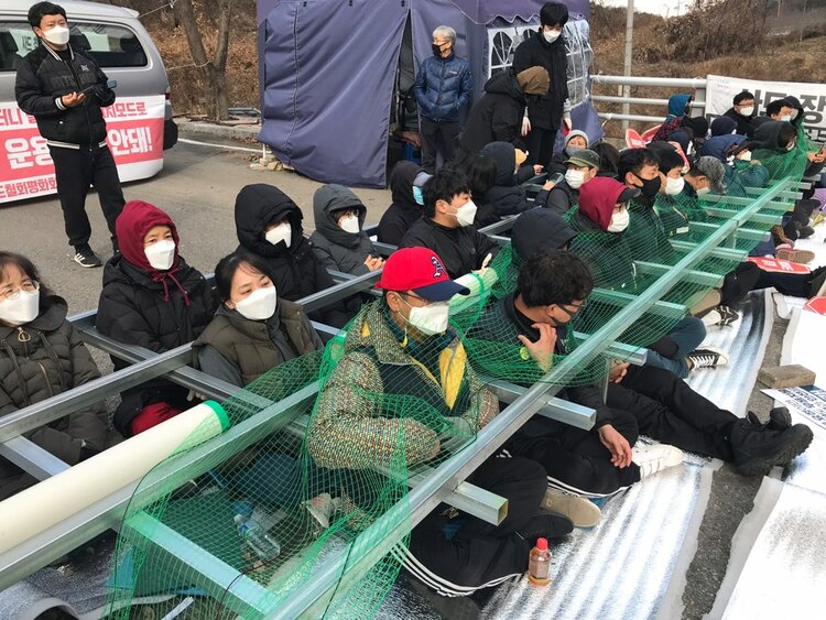 韩国民众抗议向“萨德”基地运送物资