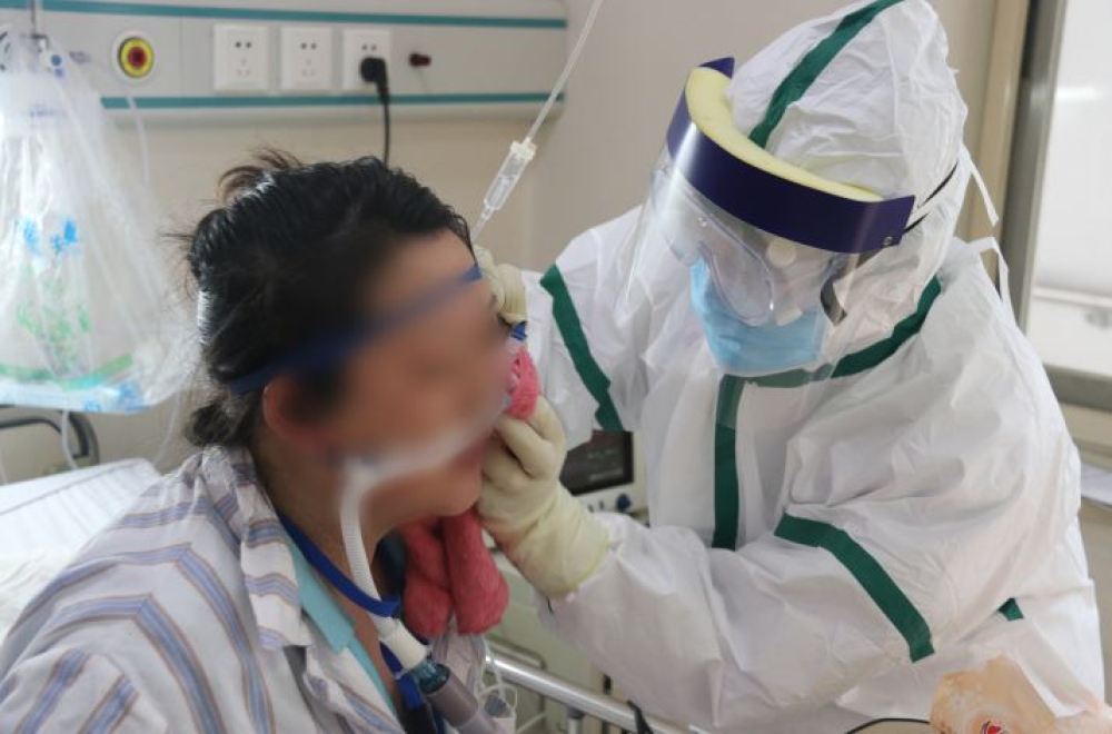 【新华社】解放军总医院第五医学中心全力救治新冠肺炎危重患者