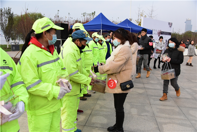 湖北欧美同学会组织青年海归开展保护长江公益活动