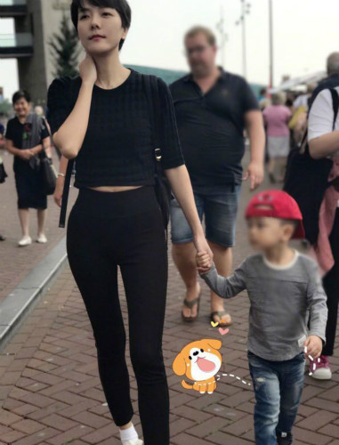 汪涵儿子都长这么大了！帽子反戴颜值像妈妈