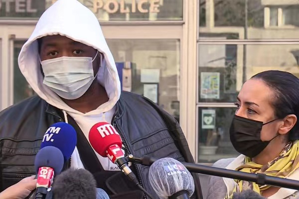 暴力执法！法国警察因殴打黑人音乐制作人被停职