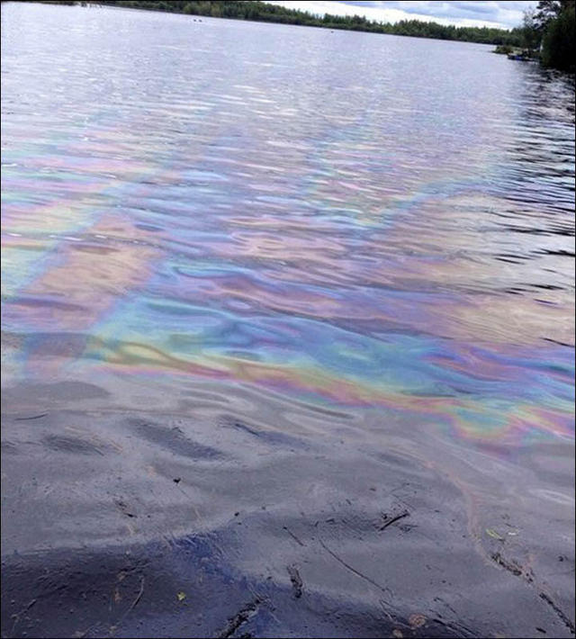 俄罗斯石油泄漏 民居水龙头里冒出石油-国际在线