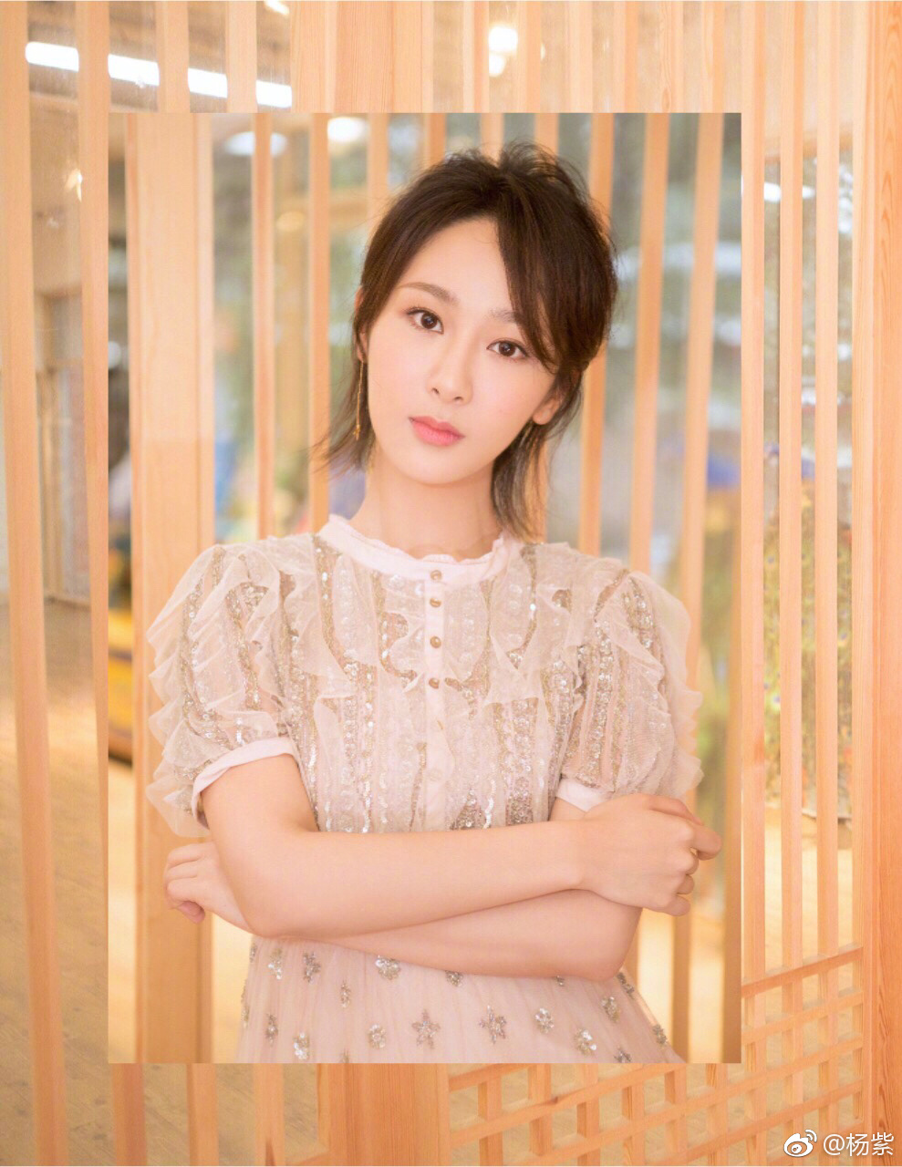杨紫瘦身成功晒美照 裸色纱裙显甜美女神范