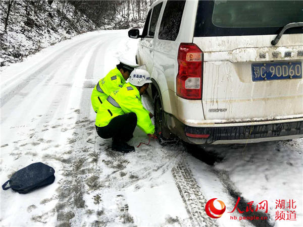 湖北房县降迎来2018年冬最大雪 民警全员上路保安全