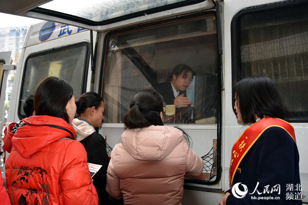 武昌火车站移动售票车开进武汉市第二聋校