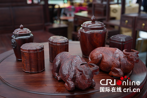 【东博会进行时】古色古香的老挝红木制品现身东博会