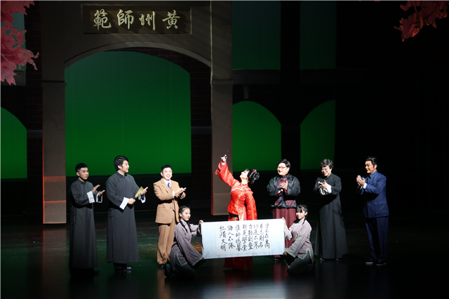 黄冈师范学院大型原创黄梅戏音乐剧《霜天红烛》成功首演