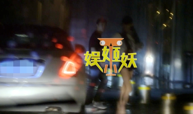 又有新欢？王思聪携美女冒雨出街举止亲密