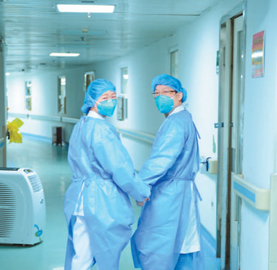 【人民日报】看，那些并肩奋战的医护伉俪(一线抗疫群英谱)