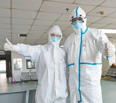 【人民日报】看，那些并肩奋战的医护伉俪(一线抗疫群英谱)