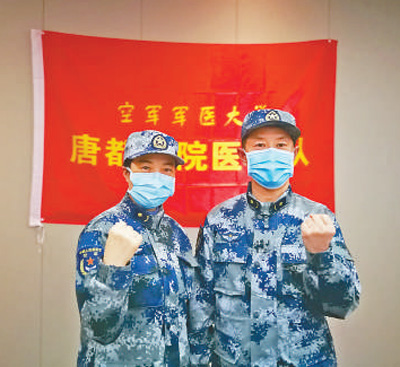 【人民日报】看，那些并肩奋战的医护伉俪(一线抗疫群英谱)