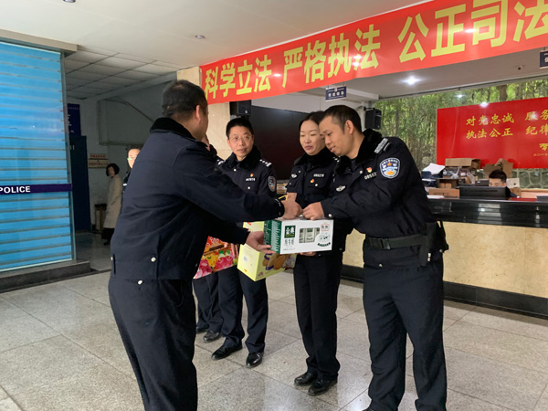 图片默认标题_fororder_看望慰问一线执勤民警2