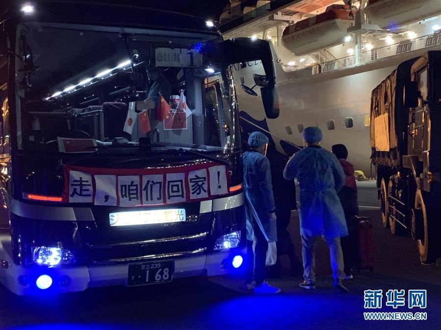 接载滞留“钻石公主”号邮轮香港居民的首架包机抵达香港