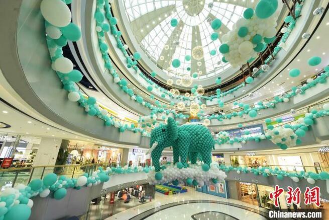 1万個の風船で作られたゾウがロマンチックなムードを演出　重慶_fororder_大象3