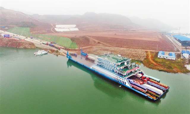 长江上游第一个万吨级码头实船靠泊试验成功