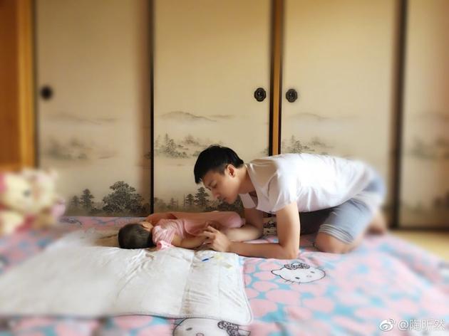 陶昕然晒老公给女儿剪指甲照 假装吃醋另类秀恩爱