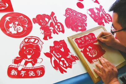 （焦点图，导航德阳，移动端）德阳电工巧手剪“金猪”迎新春