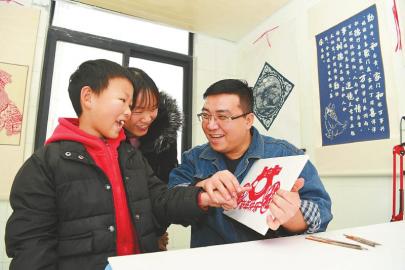 （焦点图，导航德阳，移动端）德阳电工巧手剪“金猪”迎新春