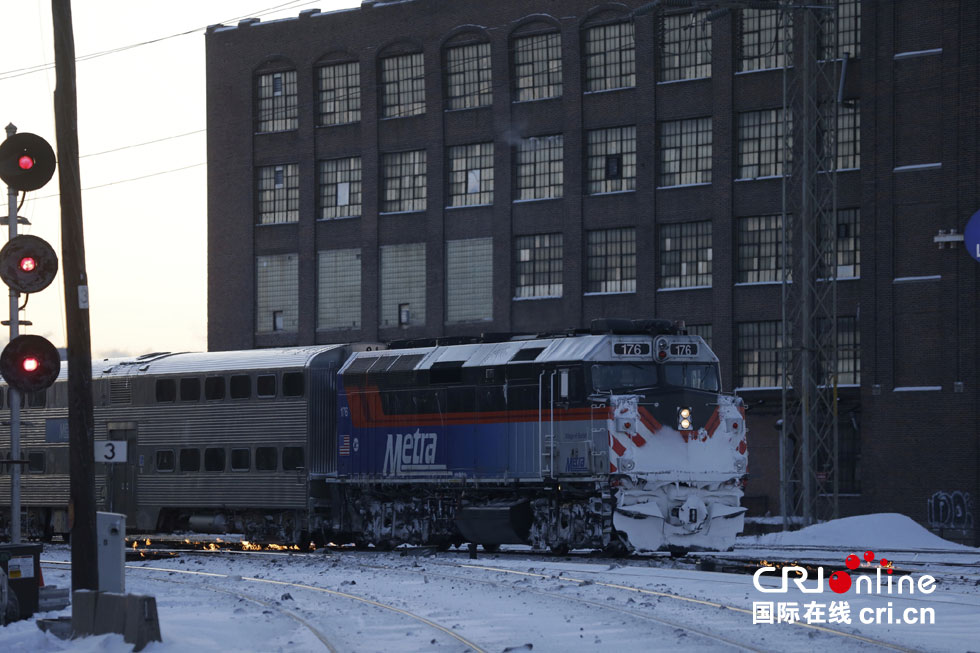 极寒天气席卷美国 芝加哥火烧铁轨确保火车运