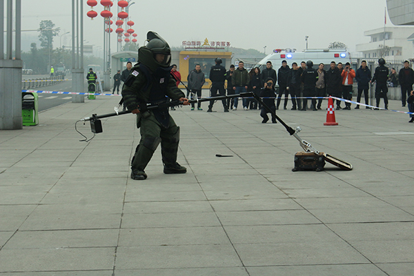 图片默认标题_fororder_排爆手对爆炸物进行安全转移（摄影--王一梦）