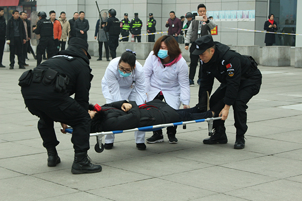 图片默认标题_fororder_医疗救护（摄影--王一梦）