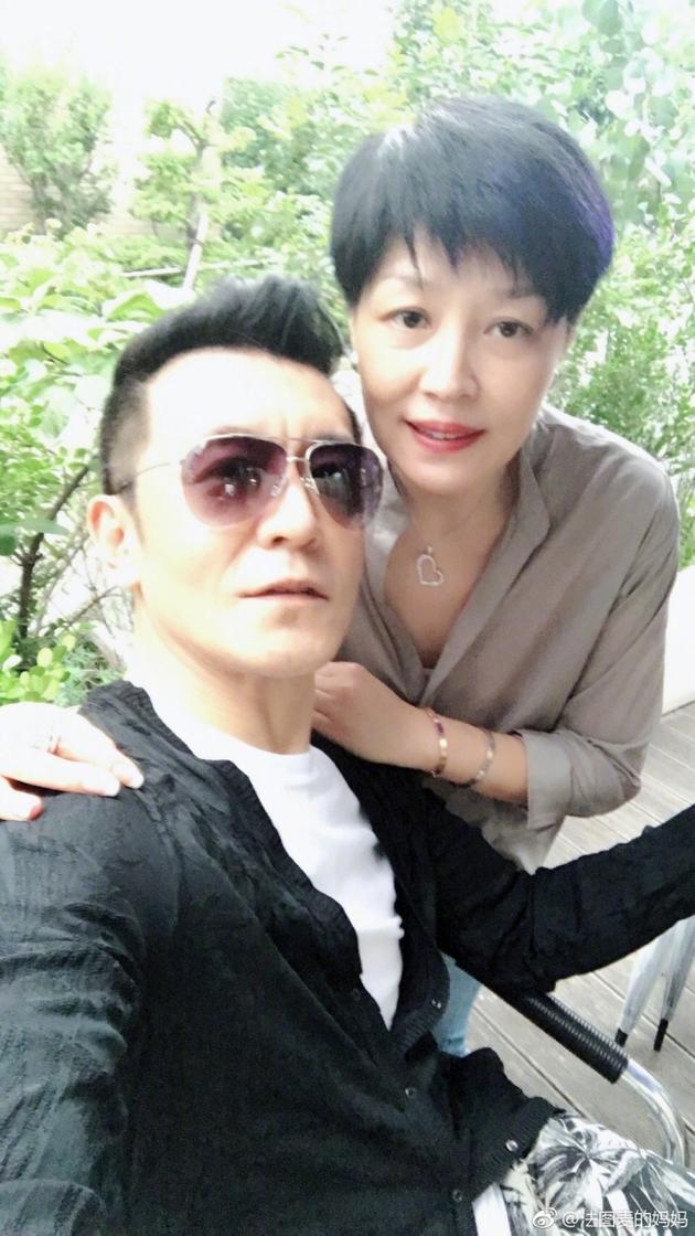 哈文七夕罕见秀恩爱 与老公李咏搭肩合影超亲密