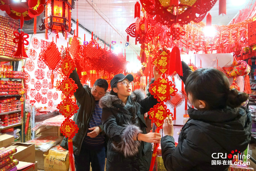 郑州市民热热闹闹买年货迎新年