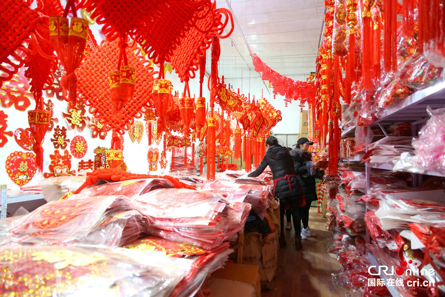 【焦点图】【移动端焦点图】郑州市民热热闹闹买年货 迎新年