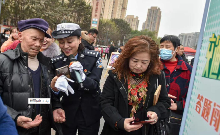 “答题+抽奖” 重庆南岸警方12·2全国交通安全日玩出新花样