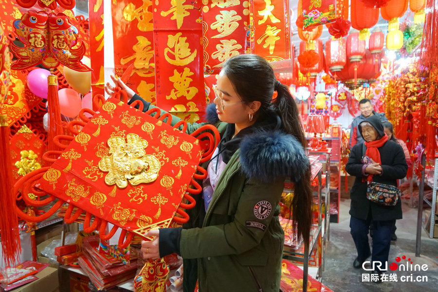 郑州市民热热闹闹买年货 迎新年