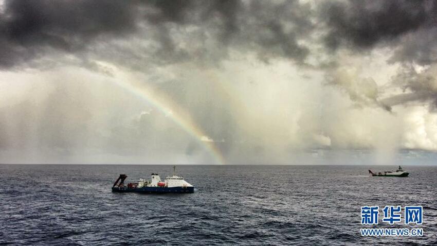 Kapal Selam Fendouzhe Cetak Rekor Penyelaman Berawak Tiongkok Kapal Selam Fendouzhe Cetak Rekor Penyelaman Berawak Tiongkok