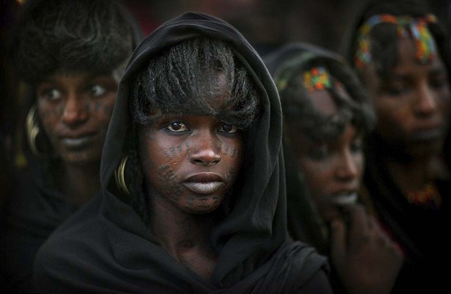 非洲部落舉行求偶節 男子化濃粧“偷妻” 國際在線 