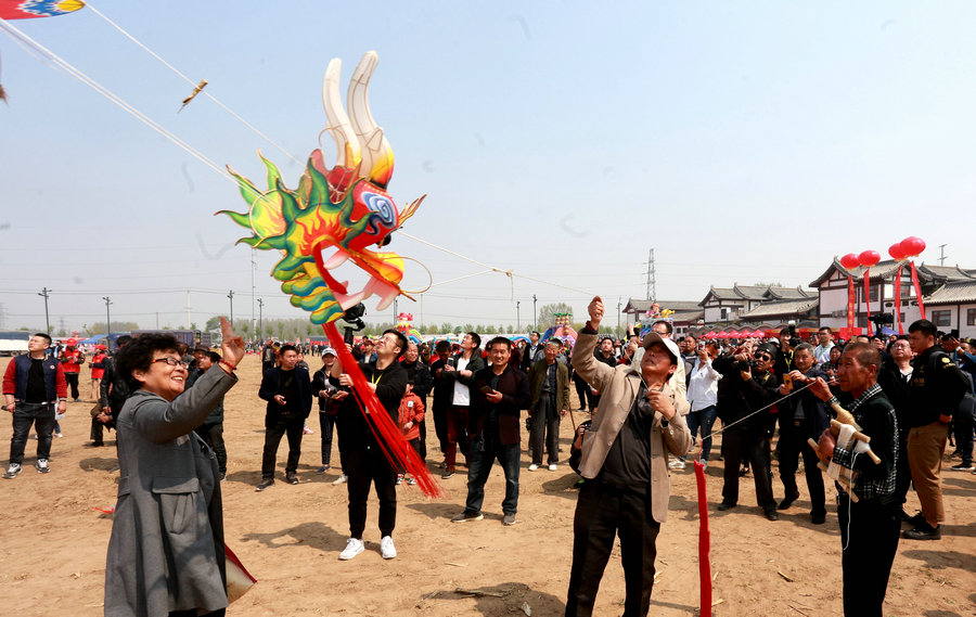 【河南供稿】开封余店风筝文化节开幕 百米长巨型风筝飞天吸睛