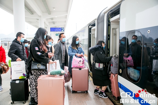 贵州大方：93名务工人员踏上返岗高铁专列