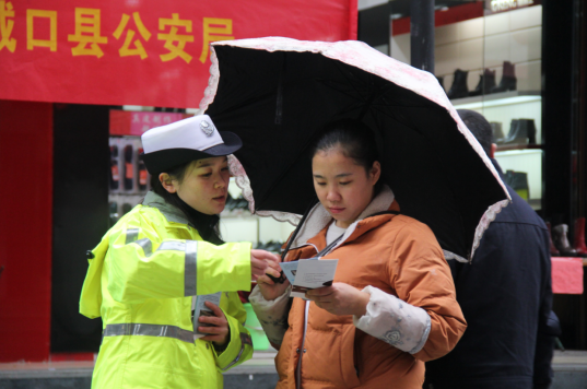 重庆城口警方积极开展12.2“全国交通安全日”主题宣传活动