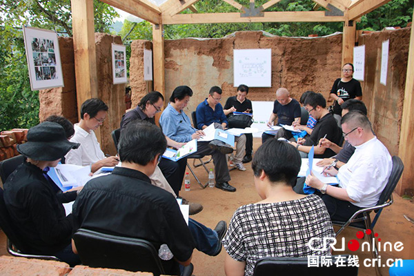 图片默认标题_fororder_评委们对各高校作品评审打分