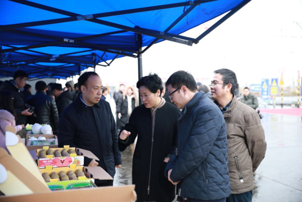 图片默认标题_fororder_3市民围观“天府造”优质农产品