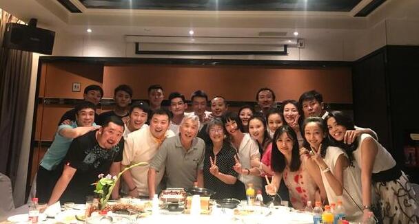 张翰毕业十周年与中戏师生聚会 戴眼镜学术气息十足
