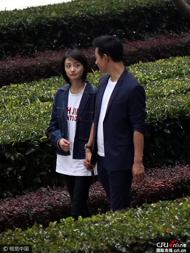 杀青!郑爽与罗晋情侣装甜蜜牵手 妈妈全程陪护刷手机