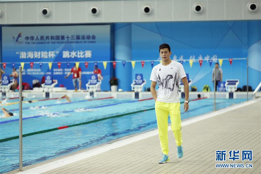 孙杨现身全运游泳馆 积极训练备战
